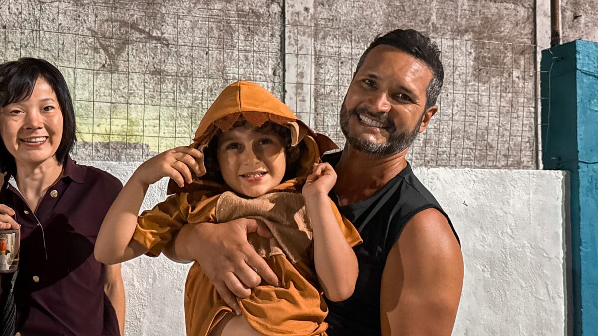 Arena Sambaqui em Florianópolis atrai pessoas para festa de carnaval ao pôr do sol