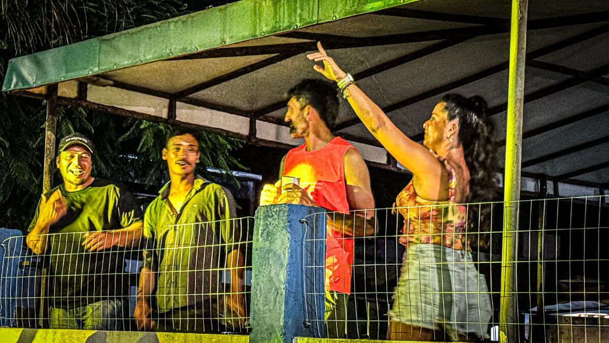 Arena Sambaqui em Florianópolis atrai pessoas para festa de carnaval ao pôr do sol