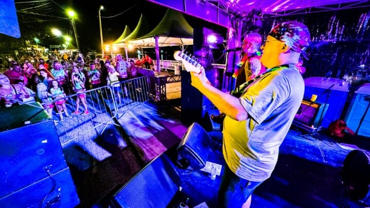 Arena Sambaqui em Florianópolis atrai pessoas para festa de carnaval ao pôr do sol