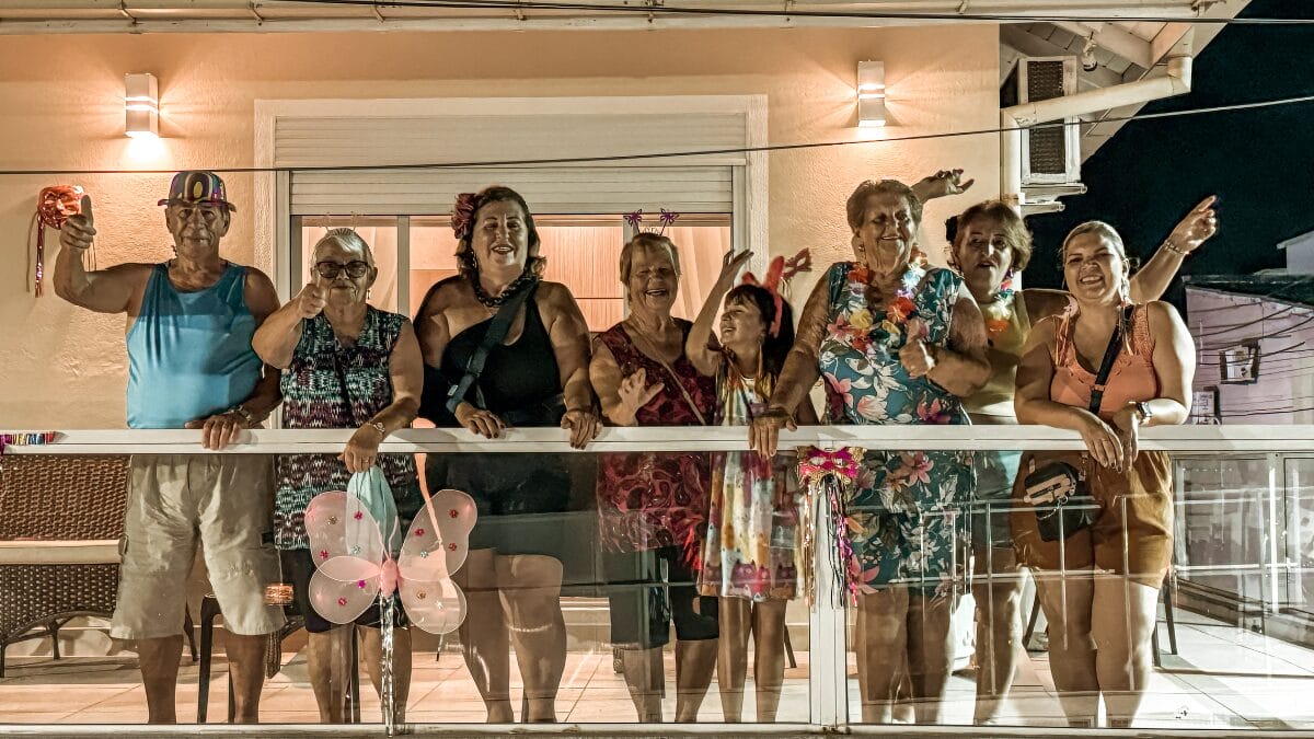 Arena Sambaqui em Florianópolis atrai pessoas para festa de carnaval ao pôr do sol