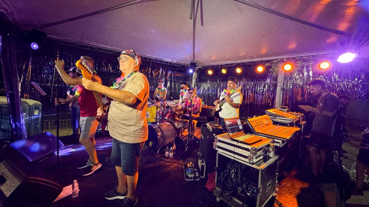 Arena Sambaqui em Florianópolis atrai pessoas para festa de carnaval ao pôr do sol