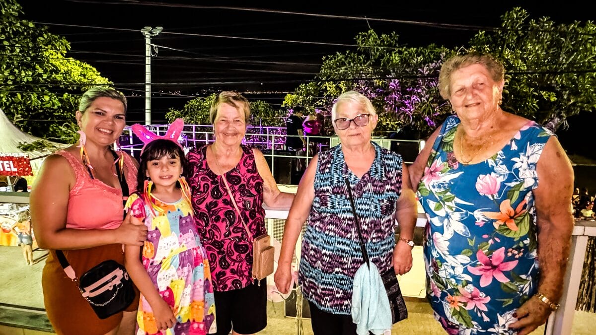 Arena Sambaqui em Florianópolis atrai pessoas para festa de carnaval ao pôr do sol