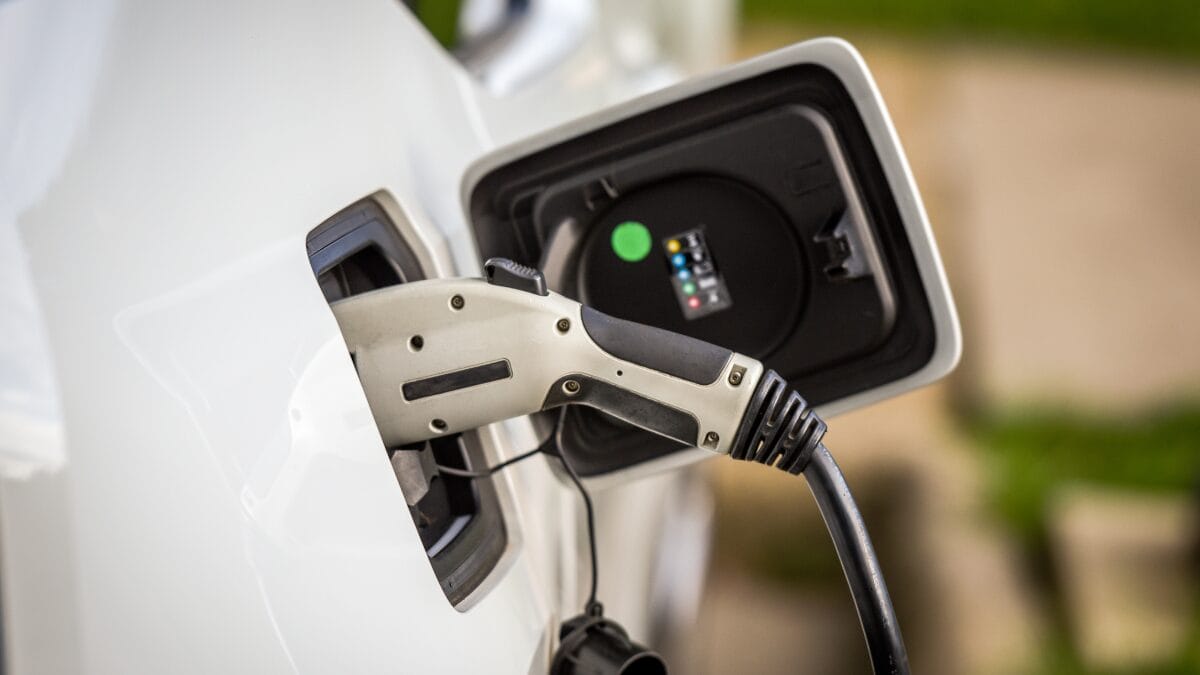 Como funcionam os carros híbridos e elétricos e quais são suas vantagens