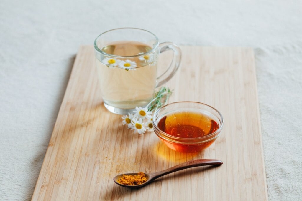 Ch&aacute; anti-inflamat&oacute;rio de c&uacute;rcuma, pimenta-do-reino e camomila (Imagem: Photo_mts | Shutterstock)