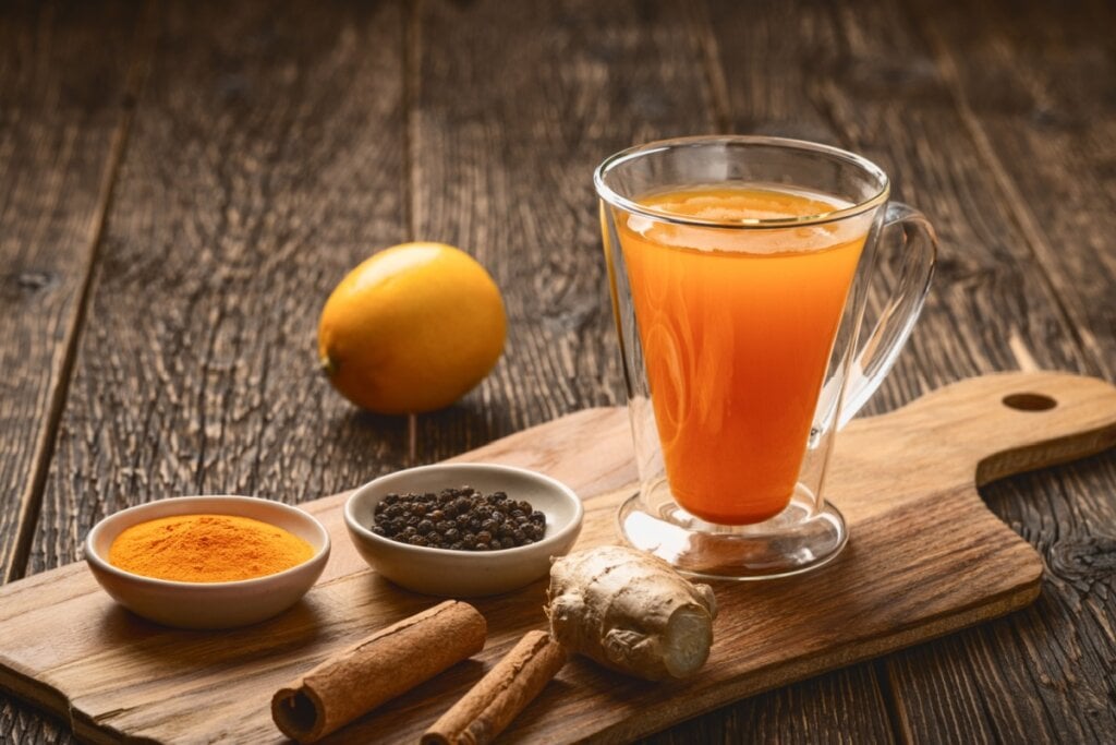 Ch&aacute; de gengibre, c&uacute;rcuma, pimenta-preta, canela e laranja (Imagem: SerPhoto | Shutterstock)
