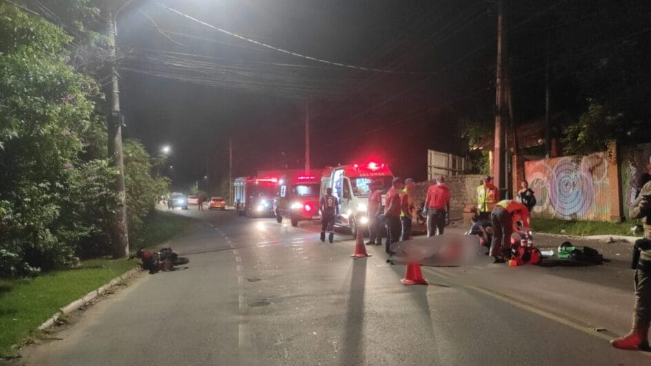 Colisão entre três motos termina com jovem de 23 anos morta na SC-406, em Florianópolis