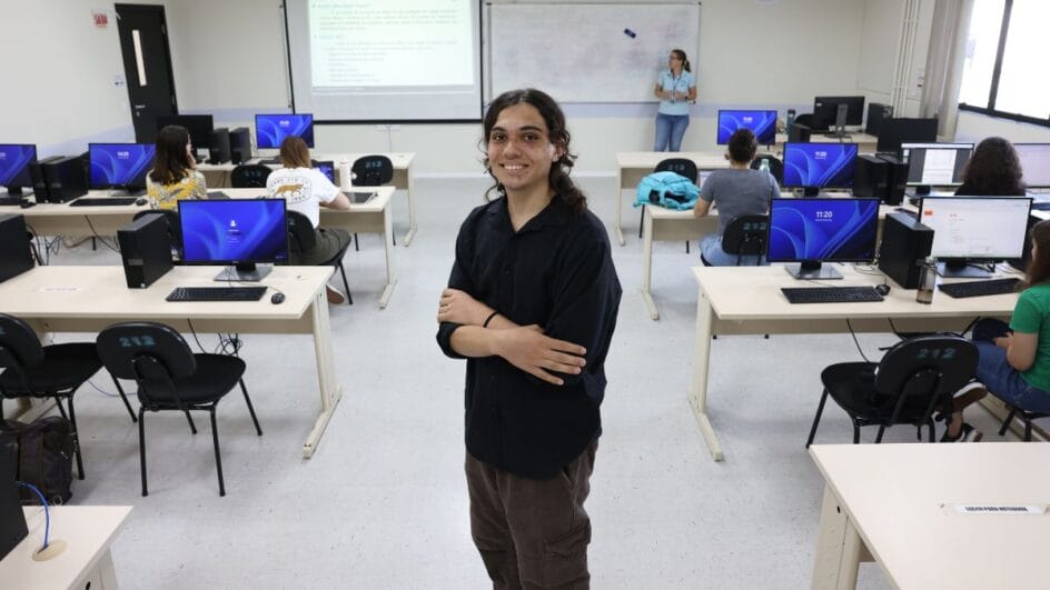 Estudante João Francisco Rubbo Nobre, de 18 anos, decidiu trocar de engenharia na UFSC Joinville (Foto: Carlos Junior, NSC Total)