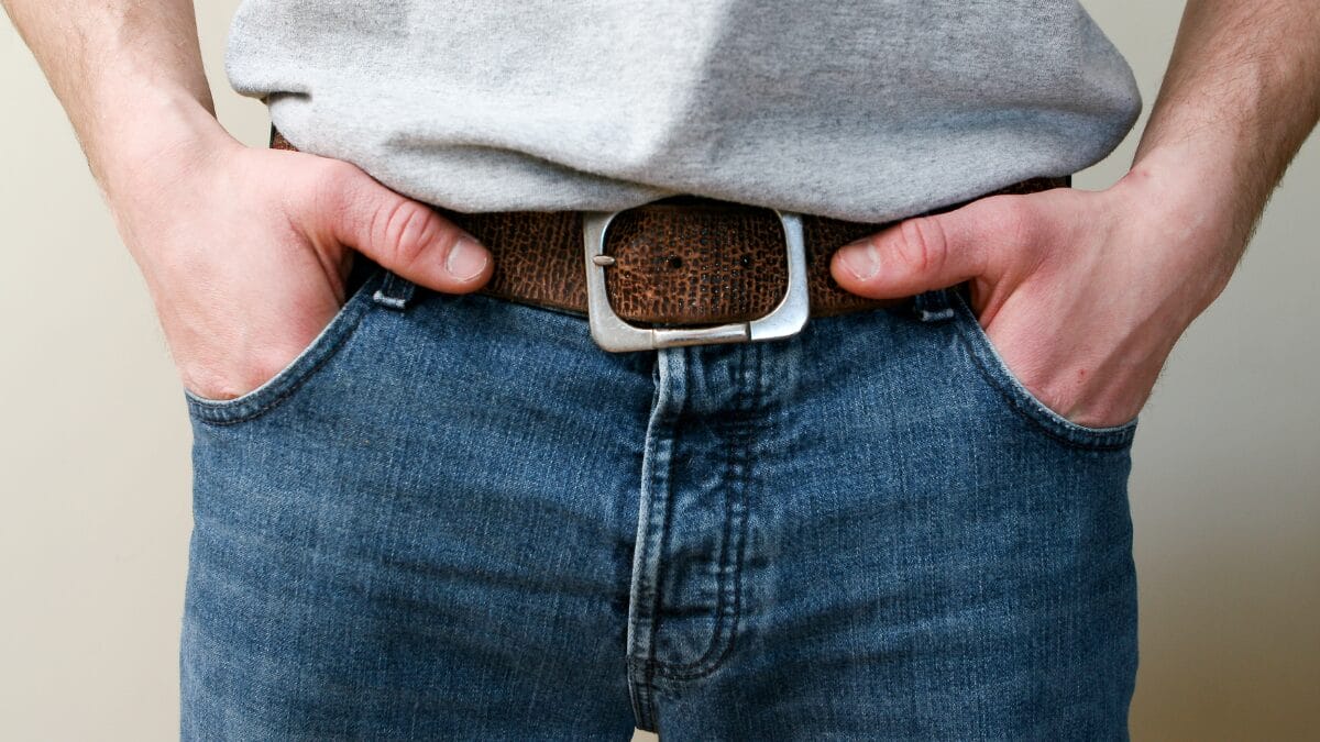Da insegurança à concentração entenda os múltiplos significados por trás do hábito de colocar as mãos nos bolsos e como interpretá-los corretamente