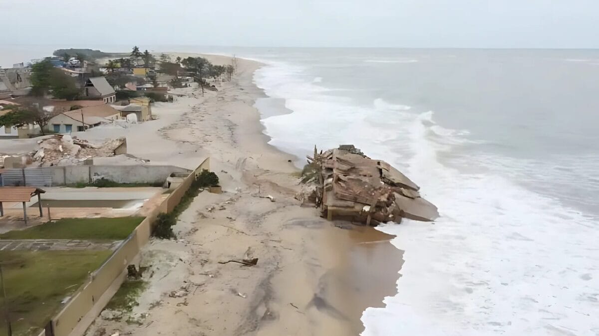 Descubra por que Atafona está desaparecendo e como o fenômeno serve de alerta para outras cidades costeiras. Foto ReproduçãoYoutube