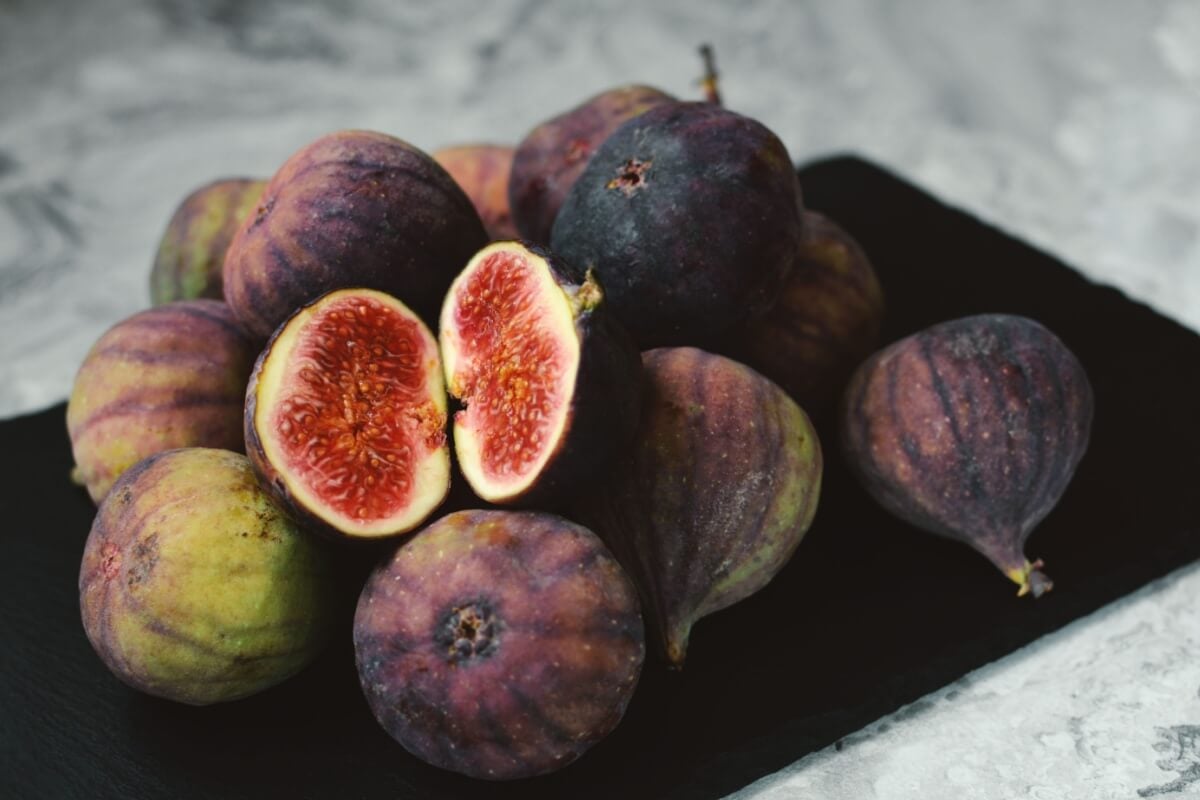 O figo é uma fruta cheia de propriedades importantes para a saúde e pode ser consumido de diversas formas (Imagem: Oksana Shevchenko | Shutterstock)