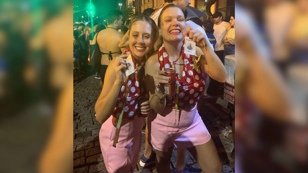 Foliões se fantasiam de Fernanda Torres para torcer pelo Oscar no Carnaval de Florianópolis
