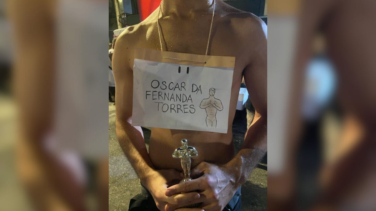 Foliões se fantasiam de Fernanda Torres para torcer pelo Oscar no Carnaval de Florianópolis