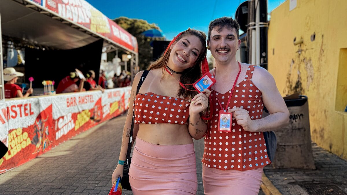 Foliões se fantasiam de Fernanda Torres para torcer pelo Oscar no Carnaval de Florianópolis