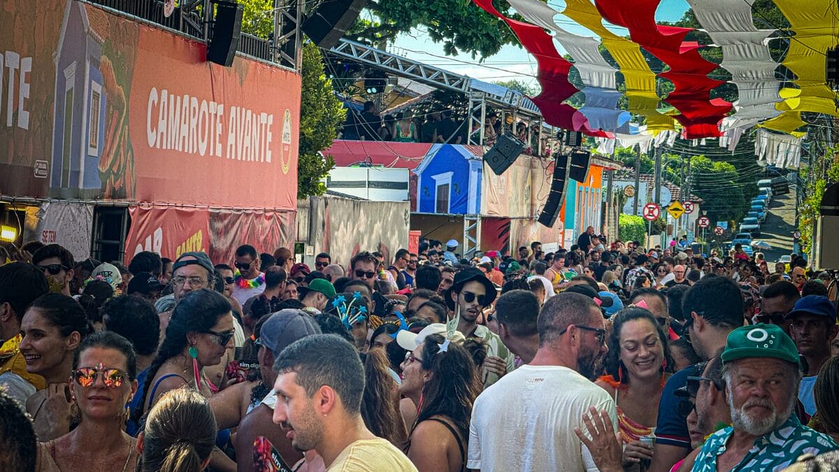 Foliões se fantasiam de Fernanda Torres para torcer pelo Oscar no Carnaval de Florianópolis