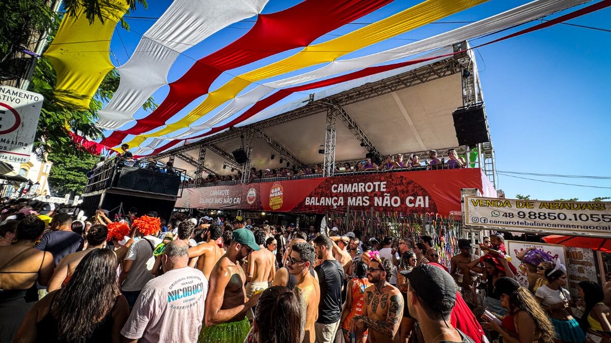 Foliões se fantasiam de Fernanda Torres para torcer pelo Oscar no Carnaval de Florianópolis