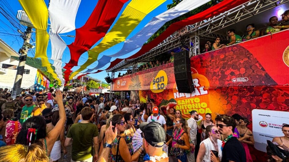 Foliões se fantasiam de Fernanda Torres para torcer pelo Oscar no Carnaval de Florianópolis