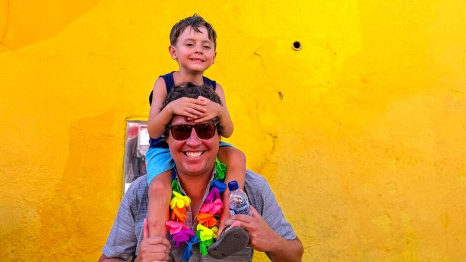 Foliões se fantasiam de Fernanda Torres para torcer pelo Oscar no Carnaval de Florianópolis