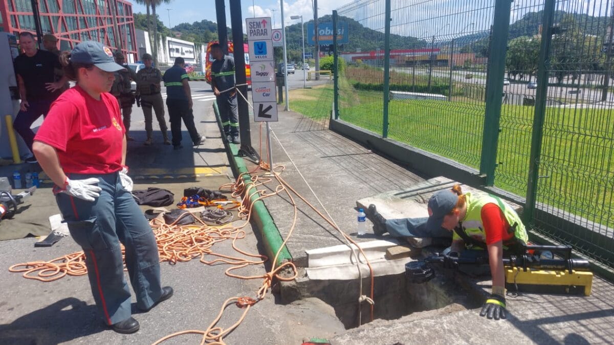 Homem preso galeria pluvial Blumenau