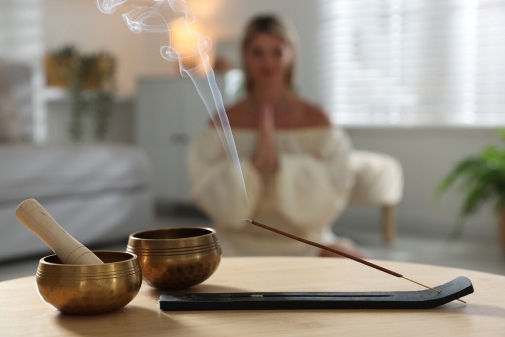 O incenso ajuda a purificar as energias do ambiente (Imagem: New Africa | Shutterstock)