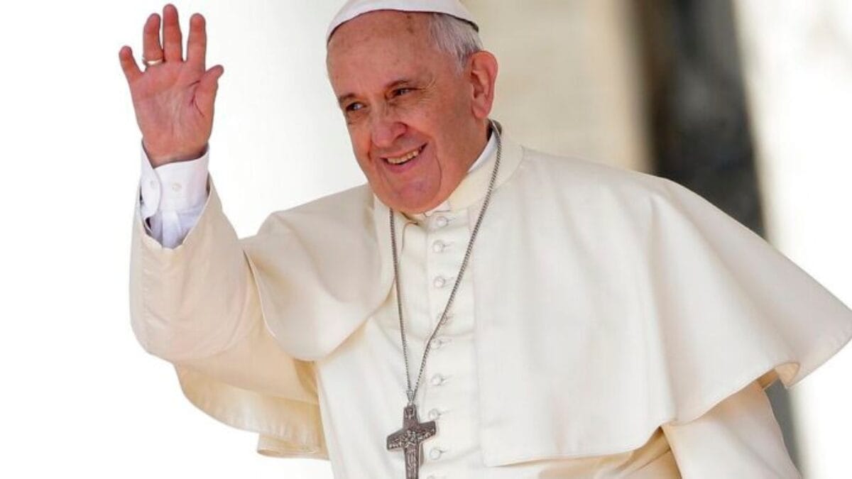 Internado há 18 dias, Vaticano atualiza estado de saúde de papa Francisco