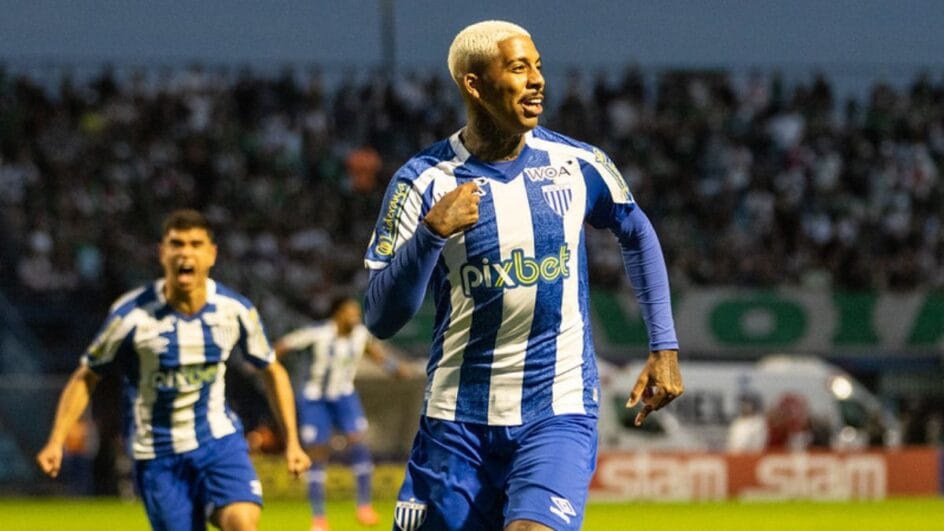 Imagem mostra Jean Pyerre correndo e com a camisa listrada em azul e branco do Avaí