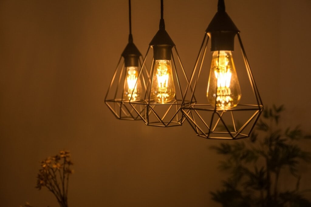 Luminárias com luz amarelada proporcionam um ambiente mais quente e agradável (Imagem: Nanci Santos Iglesias | Shutterstock)