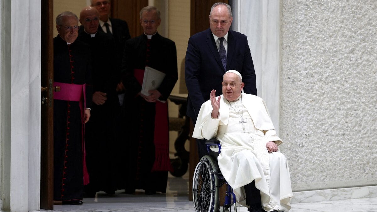 Medicos atualizam estado de saúde de papa Francisco, internado há quase um mês