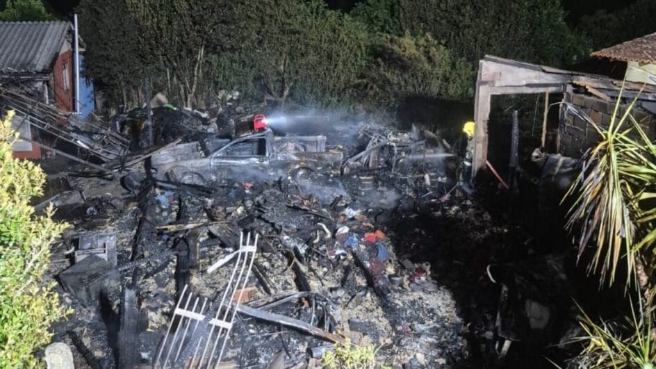 Casa ficou destruída após o incêndio (Foto: Corpo de Bombeiros Militar, Divulgação)