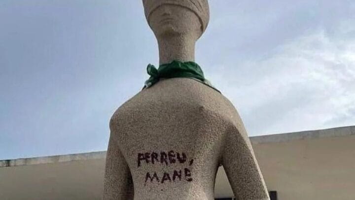 Mulher pichou estátua STF