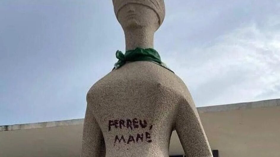 Mulher pichou estátua STF