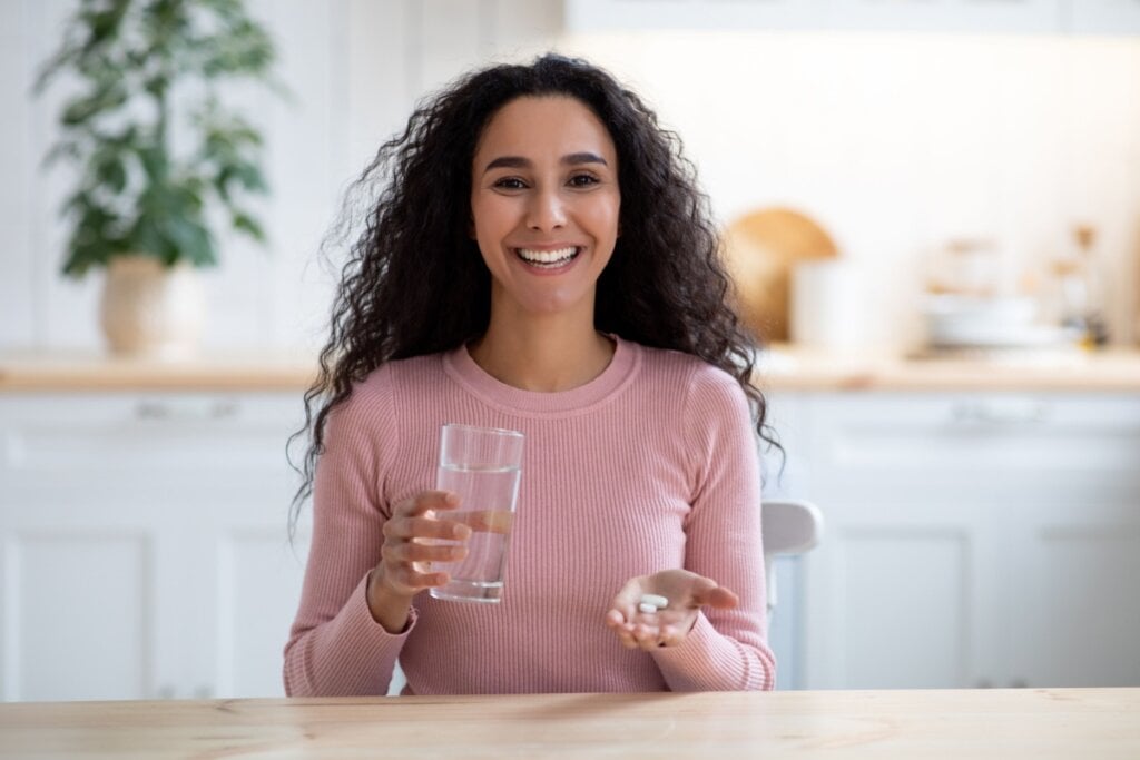 O tratamento para a perfuração do tímpano pode envolver o uso de antibióticos (Imagem: Prostock-studio | Shutterstock)