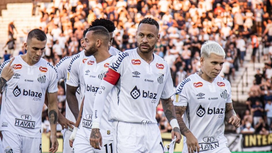 Imagem mostra Neymar e outros jogadores com a camisa branca do Santos