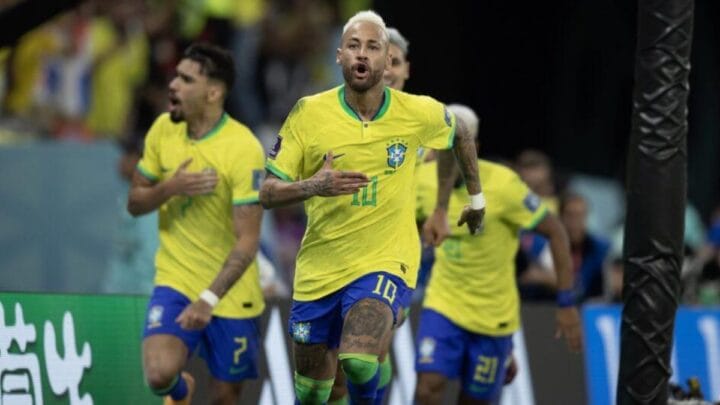 Imagem mostra Neymar correndo com a camisa amarela do Brasil e o número 10