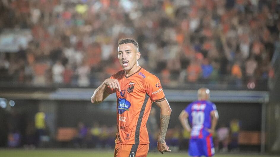 Meia De Paula abriu o placar em Rio do Sul (Foto: Rolf Júnior/SCC)