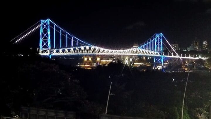 Ponte Hercílio Luz iluminada com as cores do Avaí (Foto: Reprodução, NSC TV)