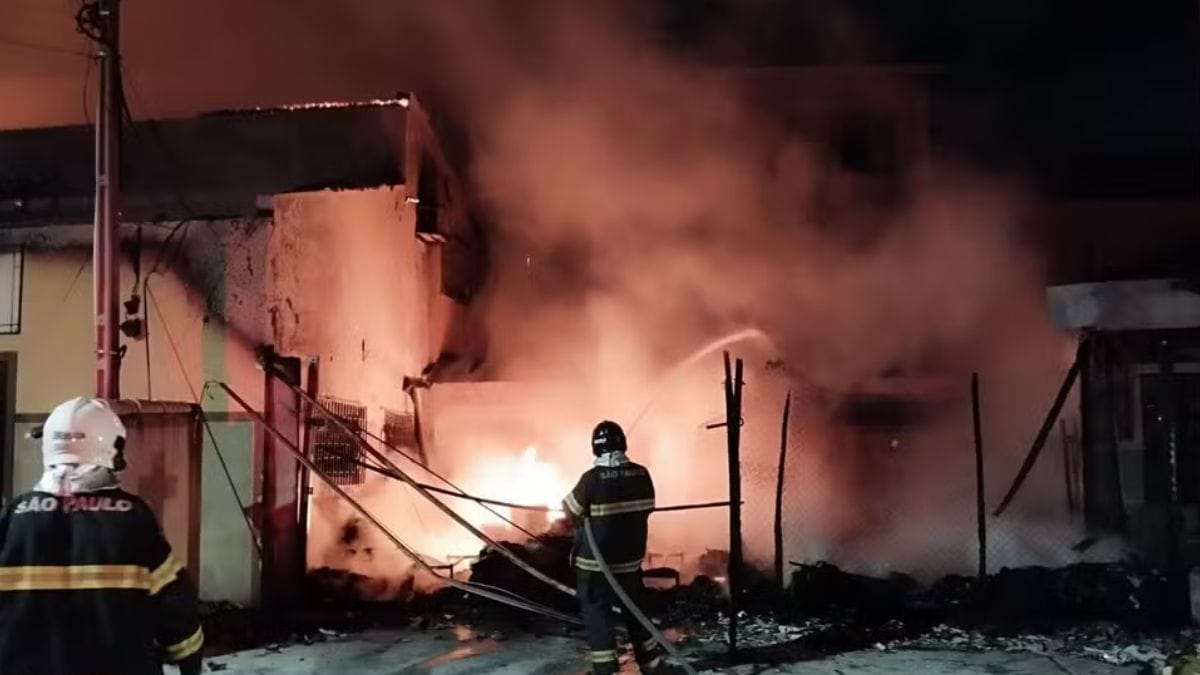 Quatro pessoas morrem em incêndio em abrigo em São José dos Campos, SP — Foto DivulgaçãoCorpo de Bombeiros