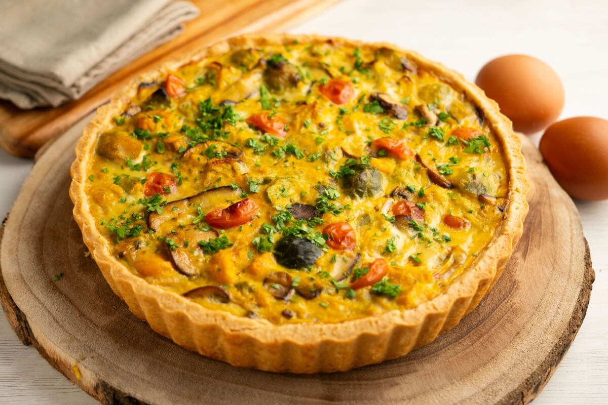 Quiche de legumes assados (Imagem: Lecker Studio | Shutterstock)