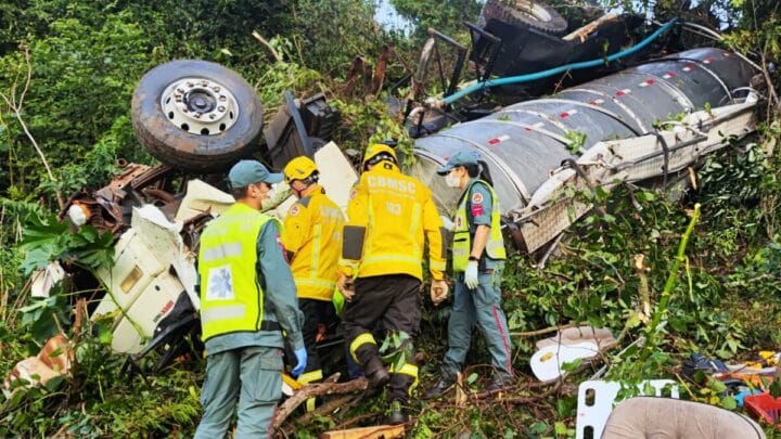 Motorista morre após caminhão cair em ribanceira às margens de rodovia no Oeste de SC