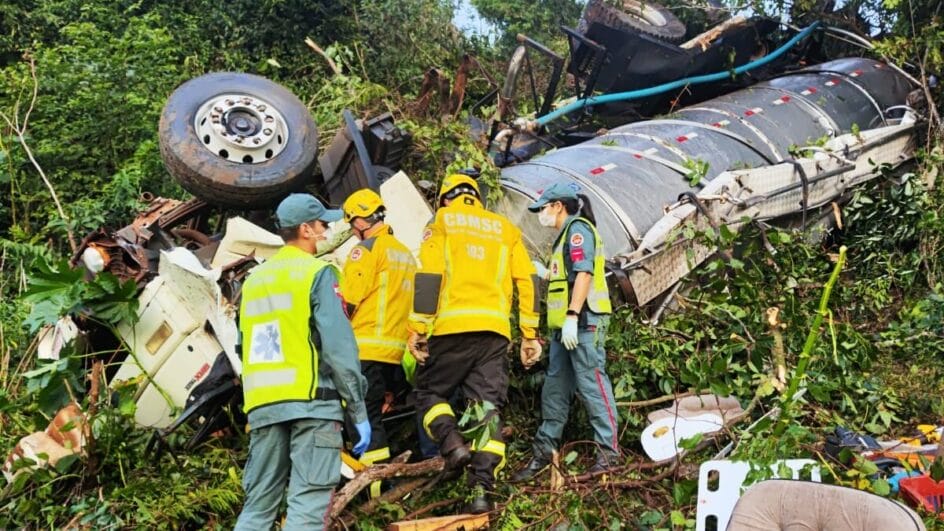Motorista morre após caminhão cair em ribanceira às margens de rodovia no Oeste de SC