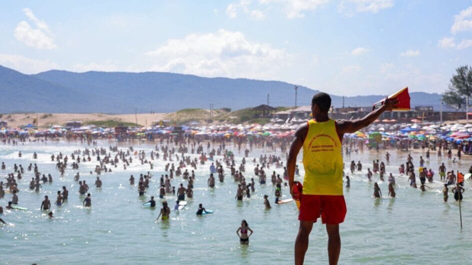 SC registra 60 salvamentos por afogamentos durante o Carnaval 2025