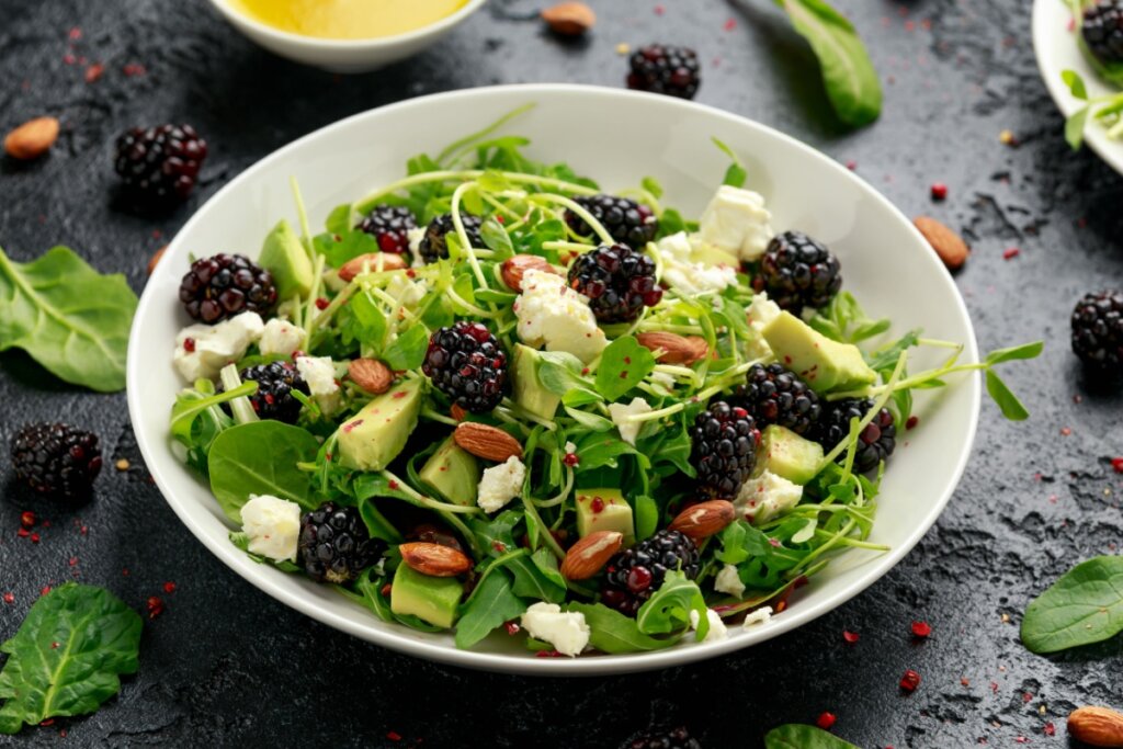 Salada de rúcula com amora, abacate e queijo feta (Imagem: DronG | Shutterstock)