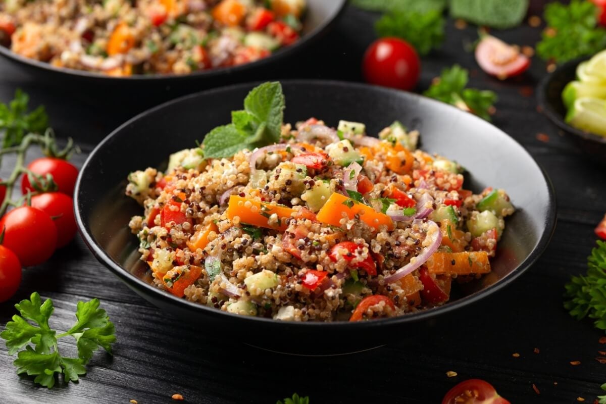 Salada de quinoa com vegetais assados (Imagem: DronG | Shutterstock)
