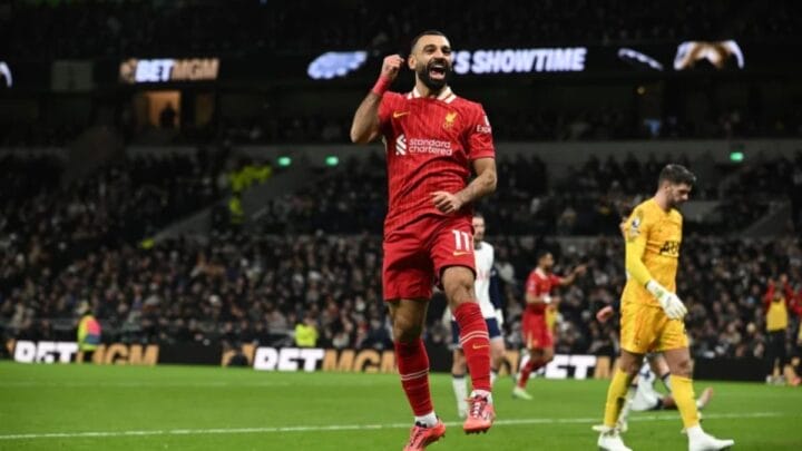 Imagem mostra Salah comemorando gol pelo Liverpool, que enfrenta o PSG pela Champions League