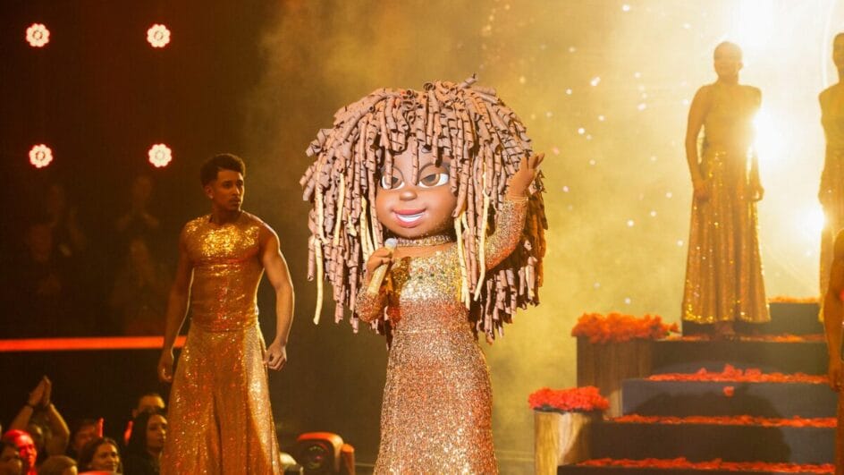 Sol de Vai na Fé no palco do The Masked Singer Brasil