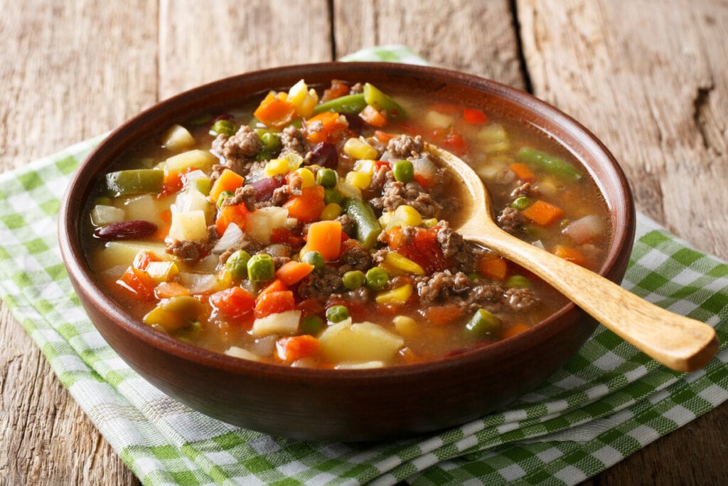 Sopa de legumes com carne moída (Imagem: Lapina Maria | Shutterstock)