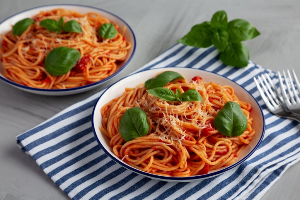 Macarrão integral com molho de tomate e manjericão (Imagem: Liudmyla Chuhunova | Shutterstock)