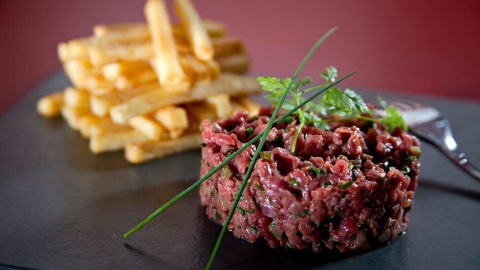 Steak tartare com batata frita (Imagem: Calebe Simoes | Shutterstock)
