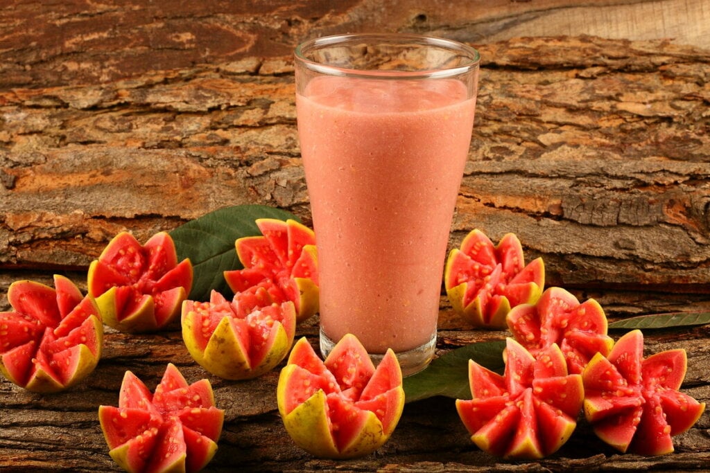 O consumo da goiaba ajuda a manter a sa&uacute;de da pele (Imagem: SAM THOMAS A | Shutterstock)