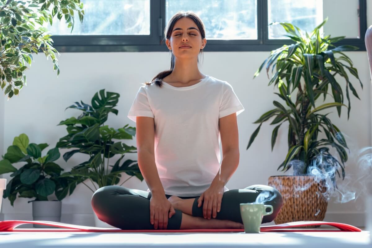 O yoga ajuda na transição entre o Carnaval e o retorno à rotina normal (Imagem: Josep Suria | Shutterstock)