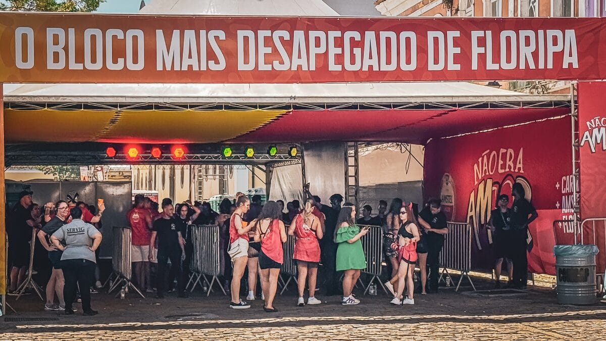 Foliões chegam para o 3° dia de festa na Arena Centro em Florianópolis